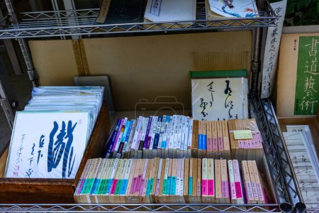 Téléchargez les photos : Tokyo, Japon, 26 octobre 2023 : Livres traditionnels de calligraphie japonaise exposés - en image libre de droit