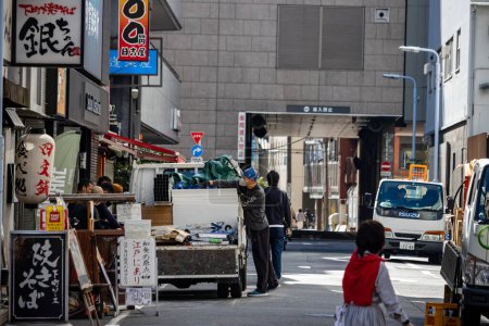 Foto de Tokio, Japón, 26 de octubre de 2023: Ocupada calle con puestos de mercado y compradores - Imagen libre de derechos