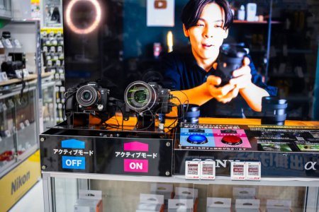 Foto de Tokio, Japón, 26 de octubre de 2023: Exhibición de la tienda de electrónica con cámaras y televisores - Imagen libre de derechos