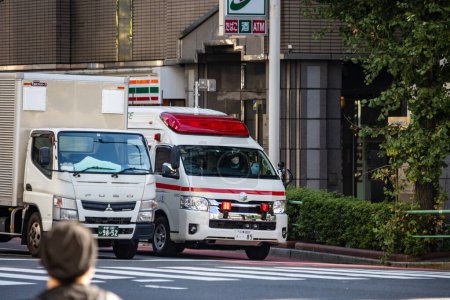 Téléchargez les photos : Tokyo, Japon, 26 Octobre 2023 : Véhicules d'urgence répondant dans les rues de la ville - en image libre de droit