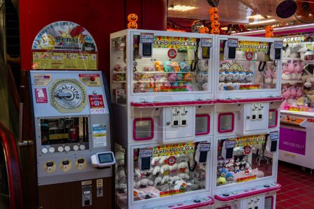 Foto de Tokio, Japón, 26 de octubre de 2023: Gachapon capsule toy vending machines lined up on street - Imagen libre de derechos