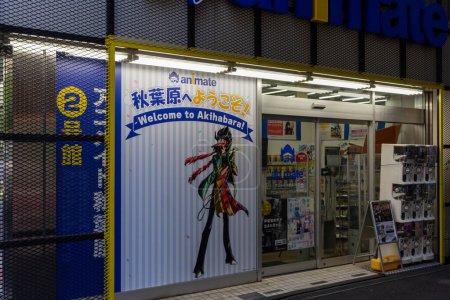 Téléchargez les photos : Tokyo, Japon, 26 Octobre 2023 : Vitrine de la boutique Animate spécialisée dans la marchandise anime - en image libre de droit