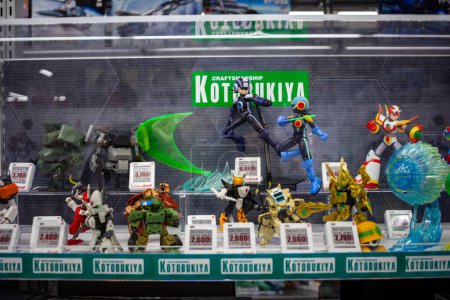 Foto de Tokio, Japón, 26 de octubre de 2023: Exhibición de figuras de acción en la tienda Kotobukiya en Tokio - Imagen libre de derechos
