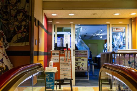 Téléchargez les photos : Tokyo, Japon, 26 octobre 2023 : Entrée d'un restaurant japonais traditionnel à l'intérieur accueillant - en image libre de droit