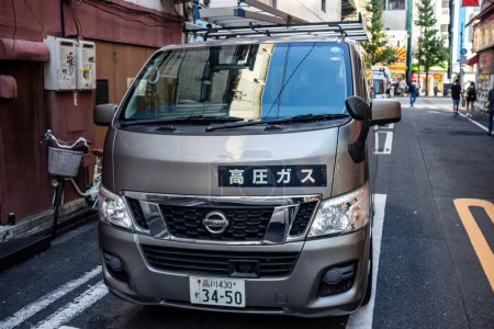 Foto de Tokio, Japón, 26 de octubre de 2023: Furgoneta comercial en una calle estrecha en Tokio - Imagen libre de derechos