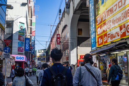 Téléchargez les photos : Tokyo, Japon, 26 Octobre 2023 : Rue commerçante occupée à Akihabara avec des piétons - en image libre de droit