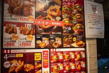 Foto de Tokio, Japón, 26 de octubre de 2023: Menú de KFC y visualización de precios en Tokio - Imagen libre de derechos