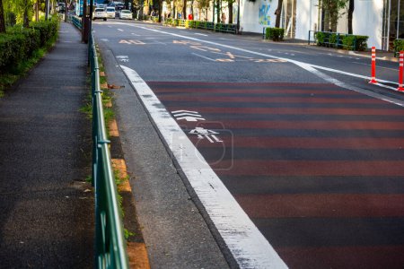 Téléchargez les photos : Tokyo, Japon, 26 Octobre 2023 : Voie cyclable dans une rue tranquille de la ville - en image libre de droit