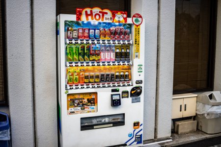 Téléchargez les photos : Tokyo, Japon, 26 octobre 2023 : Un distributeur automatique coloré distribuant une variété de boissons chaudes et froides sur un trottoir de la ville. - en image libre de droit