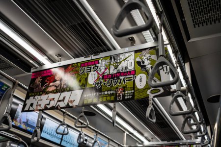 Téléchargez les photos : Tokyo, Japon, 26 octobre 2023 : Gros plan sur les annonces animées dans une voiture de métro japonaise - en image libre de droit