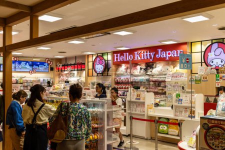 Foto de Tokio, Japón, 26 de octubre de 2023: Clientes en la tienda Hello Kitty Japan - Imagen libre de derechos