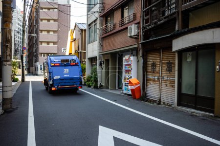 Téléchargez les photos : Tokyo, Japon, 27 Novembre 2023 : Camion à ordures sur la rue dans le quartier urbain japonais - en image libre de droit