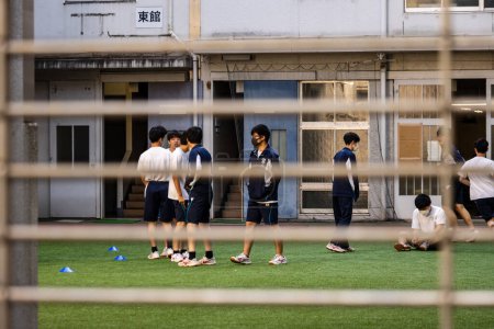 Foto de Tokio, Japón, 27 de octubre de 2023: Estudiantes jugando en el patio de la escuela - Imagen libre de derechos