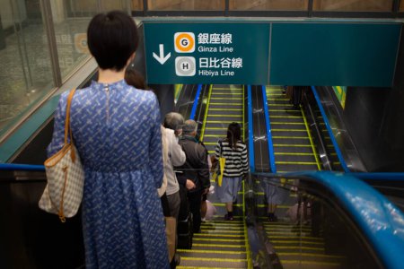 Téléchargez les photos : Tokyo, Japon, 27 octobre 2023 : Navetteurs en escalator vers les lignes Ginza et Hibiya à la gare d'Ueno - en image libre de droit