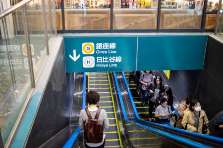 Téléchargez les photos : Tokyo, Japon, 27 octobre 2023 : Navetteurs en escalator vers les lignes Ginza et Hibiya à la gare d'Ueno - en image libre de droit