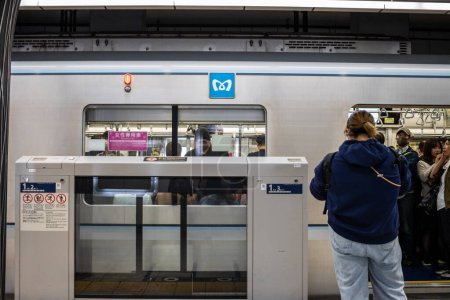 Téléchargez les photos : Tokyo, Japon, 27 Octobre 2023 : Voyageuse solo dans le métro de Tokyo - en image libre de droit