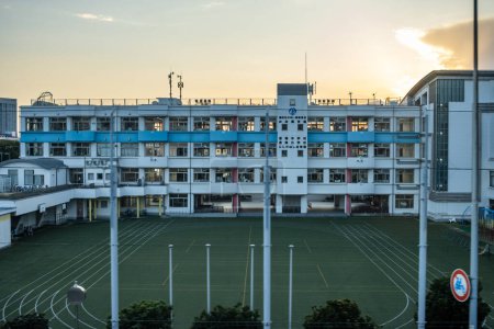 Foto de Tokio, Japón, 27 de octubre de 2023: Campo deportivo escolar rodeado de edificios escolares - Imagen libre de derechos
