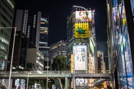 Foto de Tokio, Japón, 27 de octubre de 2023: Carteles luminosos en edificios por la noche en un distrito concurrido - Imagen libre de derechos