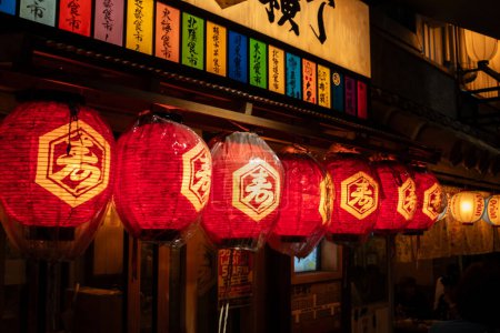 Téléchargez les photos : Tokyo, Japon, 27 Octobre 2023 : Lanternes rouges suspendues devant un restaurant - en image libre de droit