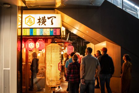 Téléchargez les photos : Tokyo, Japon, 27 Octobre 2023 : Faire la queue devant un restaurant populaire la nuit - en image libre de droit