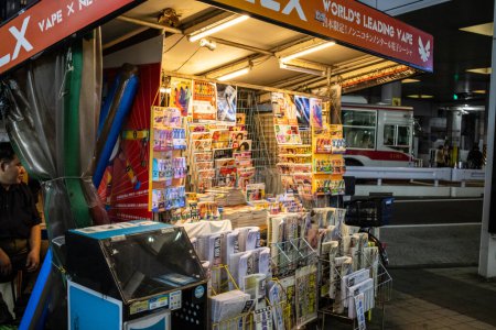 Foto de Tokio, Japón, 27 de octubre de 2023: quiosco de periódicos y revistas en Tokio - Imagen libre de derechos