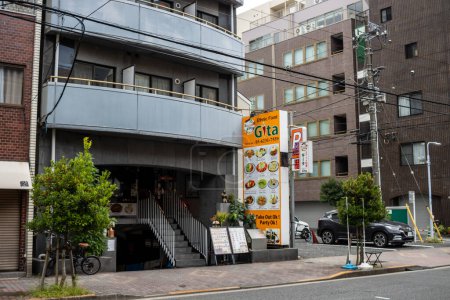 Téléchargez les photos : Tokyo, Japon, 28 octobre 2023 : Entrée d'un restaurant local à Tokyo - en image libre de droit