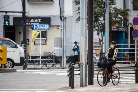 Foto de Tokio, Japón, 28 de octubre de 2023: Ciclista esperando en los semáforos de Tokio - Imagen libre de derechos