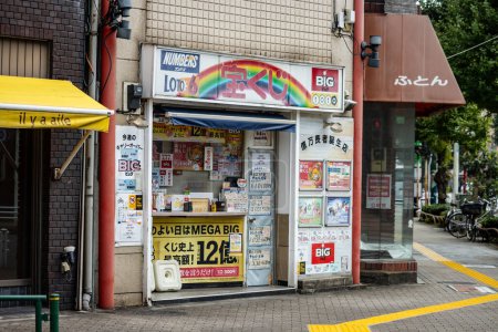 Foto de Tokio, Japón, 28 de octubre de 2023: Tienda de billetes de lotería local en Tokio - Imagen libre de derechos