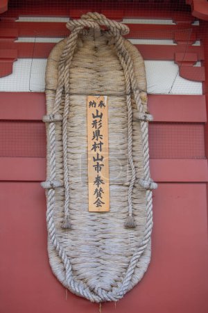 Téléchargez les photos : Tokyo, Japon, 28 octobre 2023 : Décoration traditionnelle de sandales waraji sur un mur de temple - en image libre de droit