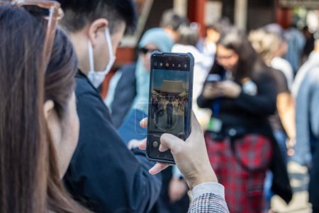 Téléchargez les photos : Tokyo, Japon, 28 Octobre 2023 : Visiteur prenant un selfie avec des amis dans la rue Nakamise d'Asakusa - en image libre de droit