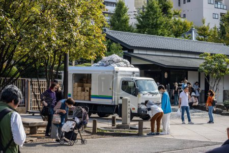 Foto de Tokio, Japón, 28 de octubre de 2023: Trabajadores descargando un camión de reparto cerca del Parque Ueno - Imagen libre de derechos