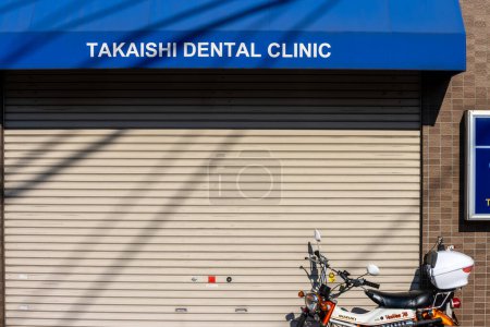 Téléchargez les photos : Tokyo, Japon, 28 octobre 2023 : Fermeture d'une clinique dentaire avec affichage visible - en image libre de droit