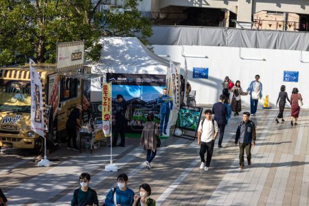 Téléchargez les photos : Tokyo, Japon, 28 Octobre 2023 : Food Trucks and People in Tokyo Street Fair - en image libre de droit