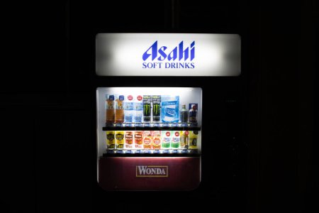 Téléchargez les photos : Tokyo, Japon, 28 Octobre 2023 : Distributeur Automatique De Boissons Sous La Signalisation Asahi - en image libre de droit
