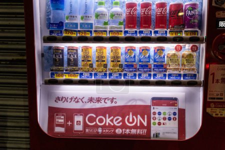 Téléchargez les photos : Tokyo, Japon, 28 octobre 2023 : Gros plan sur un distributeur automatique de Coca-Cola avec diverses boissons - en image libre de droit