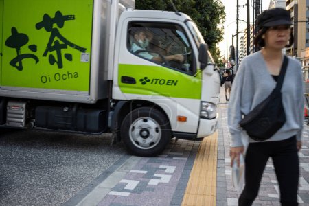 Téléchargez les photos : Tokyo, Japon, 28 Octobre 2023 : Ito En Delivery Truck on Urban Street - en image libre de droit