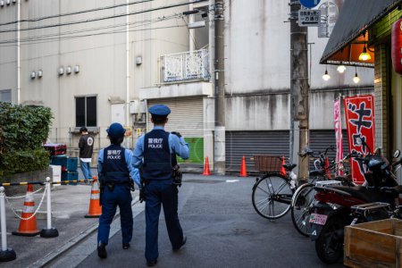 Téléchargez les photos : Tokyo, Japon, 28 octobre 2023 : Des policiers patrouillent une rue de Tokyo - en image libre de droit