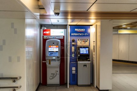 Foto de Tokio, Japón, 29 de octubre de 2023: cajeros automáticos en la estación de metro de Tokio - Imagen libre de derechos