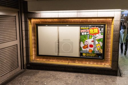 Téléchargez les photos : Tokyo, Japon, 29 Octobre 2023 : Publicité alimentaire dans le couloir de la station de métro - en image libre de droit