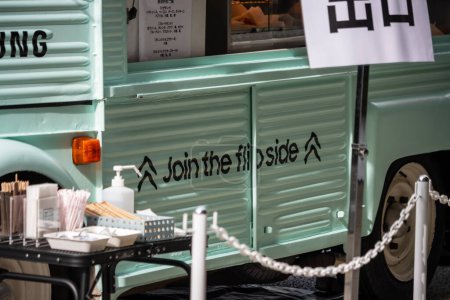 Téléchargez les photos : Tokyo, Japon, 29 octobre 2023 : Vue détaillée d'une installation promotionnelle Samsung sur un camion - en image libre de droit