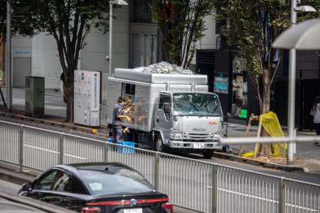 Foto de Tokio, Japón, 29 de octubre de 2023: Entrega de camiones de descarga de mercancías en el entorno de la ciudad - Imagen libre de derechos