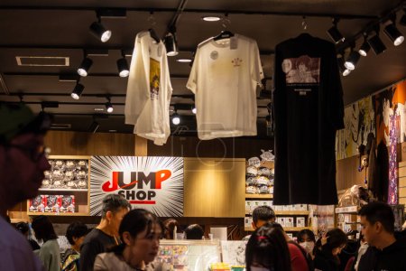 Téléchargez les photos : Tokyo, Japon, 29 Octobre 2023 : Jump Shop store interior featuring anime merchandise - en image libre de droit