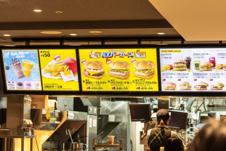 Foto de Tokio, Japón, 29 de octubre de 2023: Menú en un restaurante de comida rápida - Imagen libre de derechos