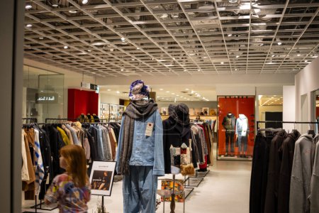 Téléchargez les photos : Tokyo, Japon, 29 Octobre 2023 : Exposition de vêtements à la mode dans un grand magasin - en image libre de droit
