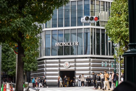 Téléchargez les photos : Tokyo, Japon, 29 Octobre 2023 : Moncler devanture de magasin de mode à Tokyo - en image libre de droit