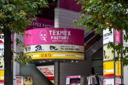Foto de Tokio, Japón, 29 de octubre de 2023: TexMex Factory Restaurant Signage en Tokio - Imagen libre de derechos
