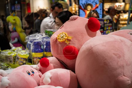 Foto de Tokio, Japón, 29 de octubre de 2023: Peluches de personajes de Nintendo en la tienda - Imagen libre de derechos