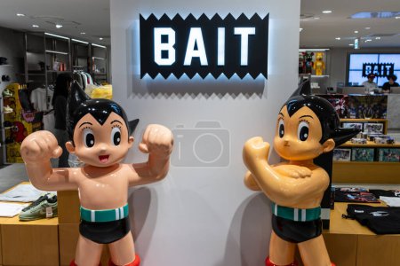 Foto de Tokio, Japón, 29 de octubre de 2023: La tienda BAIT con Astro Boy saluda a los clientes - Imagen libre de derechos