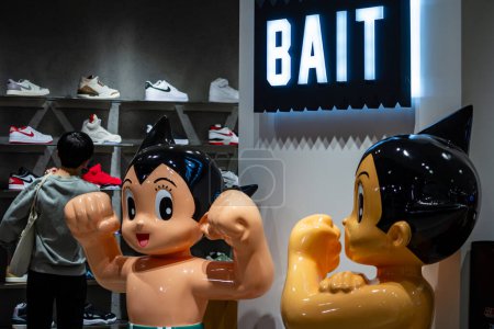 Foto de Tokio, Japón, 29 de octubre de 2023: Compradores en la tienda de ropa BAIT con figuras de Astro Boy - Imagen libre de derechos