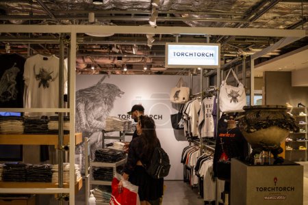 Foto de Tokio, Japón, 29 de octubre de 2023: TORCH TORCH tienda de ropa con compradores y mercancías - Imagen libre de derechos